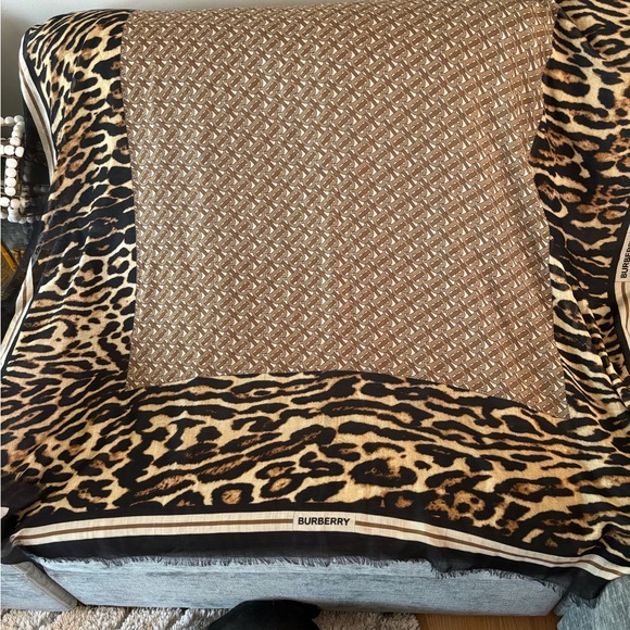 Burberry large Square Scarf - Picture 4 of 4